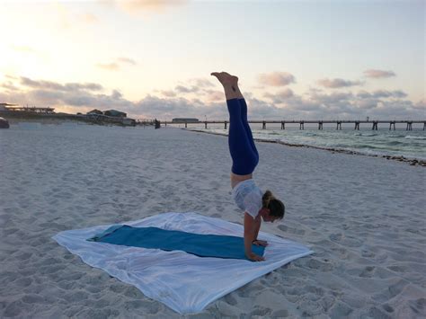 How to Do a Yoga Handstand : 5 Steps - Instructables