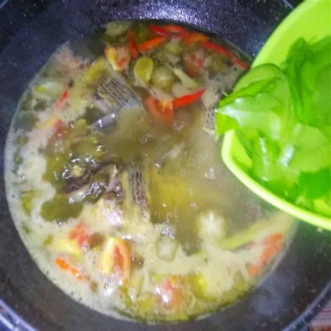 Resep Ikan Nila Masak Daun Kedondong Sederhana Rumahan di Yummy App