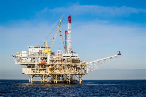 How Much Do Oil Rig Workers Make? - Maritime Page