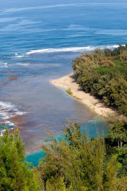 Premium Photo | Ke'e beach on kauai from trail