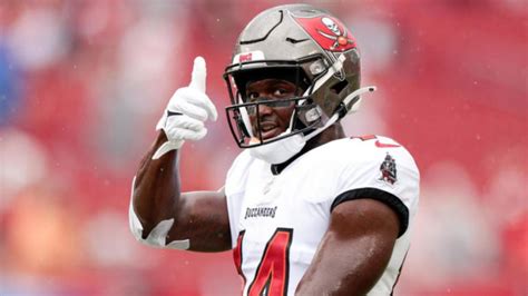 Buccaneers' Chris Godwin returns to practice for first time since ...