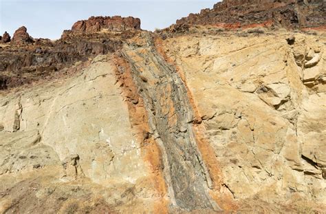 Basaltic dike intruding lahars, Oregon – Geology Pics