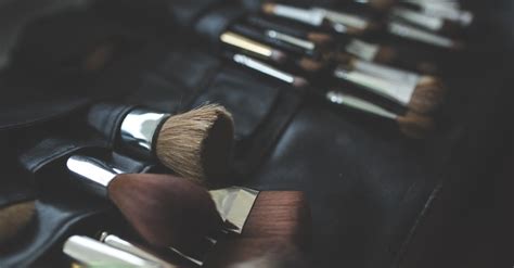 A bunch of make-up brushes · Free Stock Photo