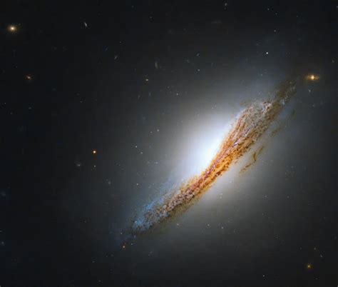 Hubble Telescope reveals a rare galaxy with a luminous heart (photo ...