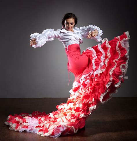 dancer using a bata de cola dress | Flamenco dress, Flamenco dancers, Beautiful dresses