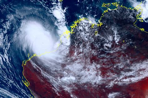 Category 4 Cyclone Ilsa lashes northwest Australian coast | The Independent