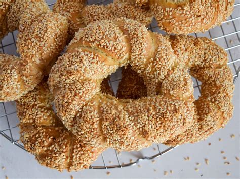 Simit – Turkish bagel with sesame seeds