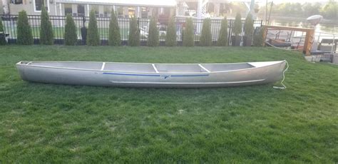 19 foot Grumman Canoe - Kamloops Water Sport Rentals