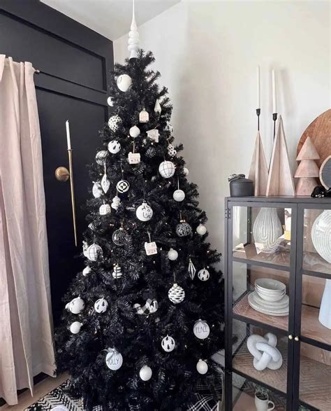 10 Beautiful Black Christmas Tree Decoration Ideas - Restore Decor & More