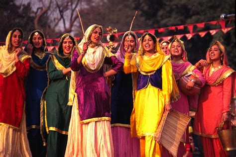 Giddha: Traditional Punjabi Folk Dance of Punjab | Utsavpedia