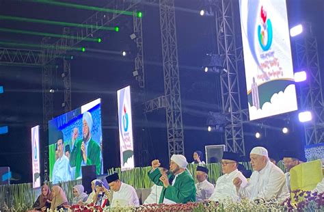 Habib Syech Berselawat Bersama 200 Ribu Jemaah di Makodam V/Brawijaya ...