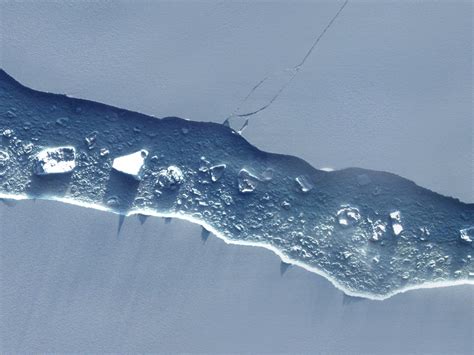 Incredible new satellite photos reveal Antarctica's huge iceberg in...