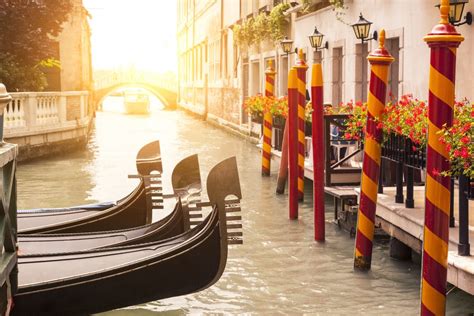 Venetian Gondola: history and curious facts about the symbol of Venice. - Blog of Dragonfly Tours