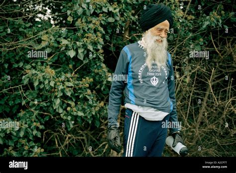 Elderly Sikh marathon runner Fauja Singh training in London Stock Photo - Alamy