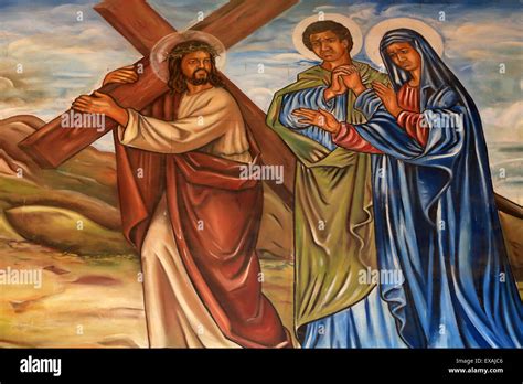 Jesus carrying cross hi-res stock photography and images - Alamy