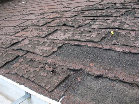 File:Failure of asphalt shingles allowing roof leakage.JPG - Wikimedia Commons