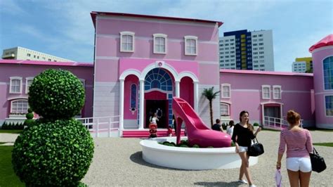 In pictures: Berlin Barbie doll house attracts fans and foes - BBC News