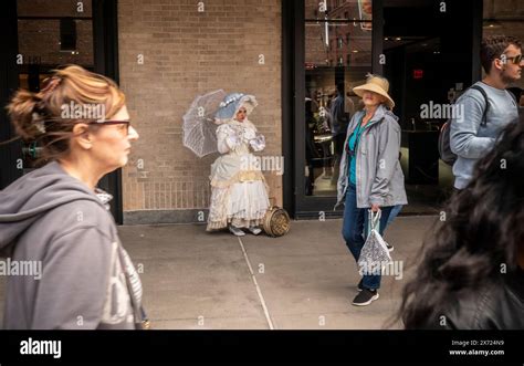 Tausende von Bridgerton-Fans marschieren am Samstag, den 11. Mai 2024, in den Meatpacking ...