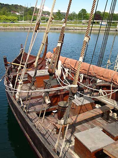 Borgundknarren vikingskip - "Borgundknarren" replica of the Skuldelev ...