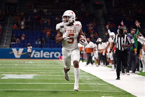 Bijan Robinson: Top 10 moments of his freshman campaign for Texas