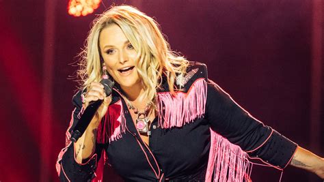 Miranda Lambert Stops Singing “Tin Man” In Las Vegas Concert To Call Out Fans Taking Selfies