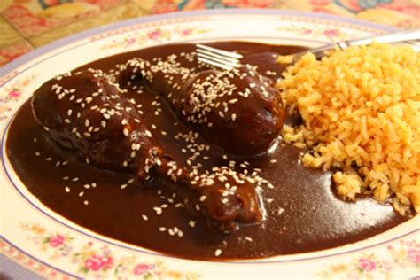 Pollo en Mole | Mexican food recipes, Food, Mexican dishes