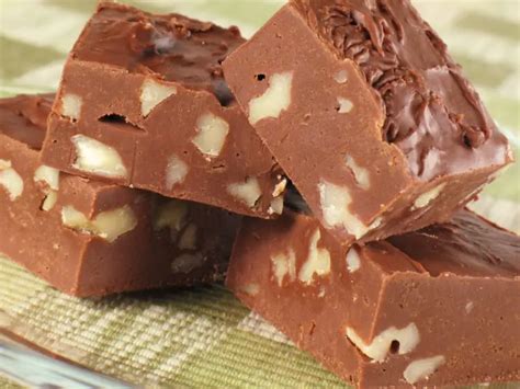 Old-Fashioned Chocolate Fudge with Walnuts | DebbieNet.com