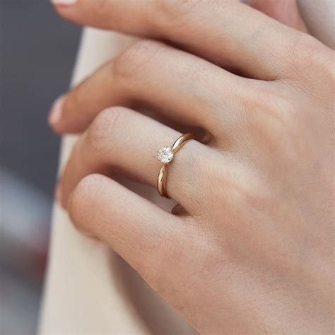 Where to wear an engagement ring – which hand is the right one? | KLENOTA