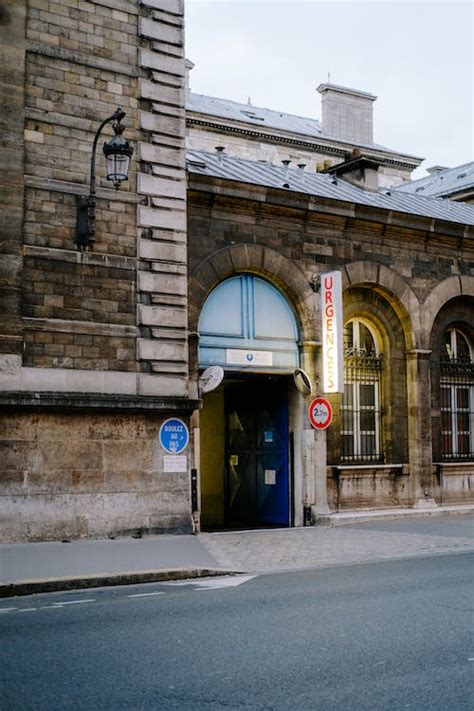 Facade of a Historical Building · Free Stock Photo