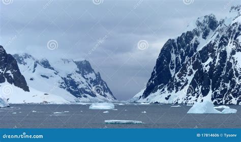 Icy Landscape in Antarctica Stock Photo - Image of penguin, hemisphere: 17814606