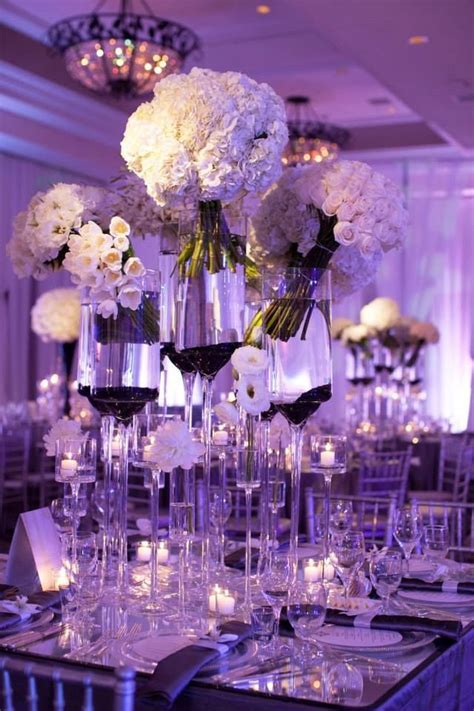 Centres de table violet , convient pour un mariage à thèùme bicolore blanc/violet. Très chic et ...