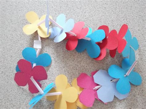 Simple paper and straw flower garland. | Paper flower decor, Flower ...