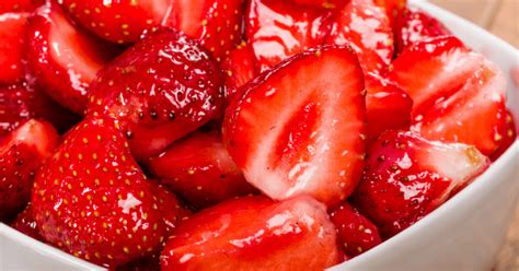 How to Make Strawberry Glaze - Insanely Good