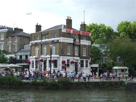 The White Cross, Richmond © Malc McDonald cc-by-sa/2.0 :: Geograph Britain and Ireland