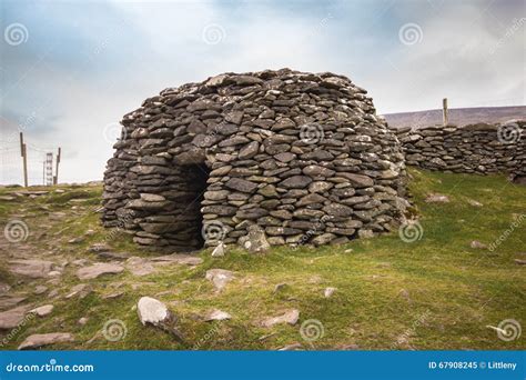 Ancient Beehive Hut Ireland Stock Image - Image of hill, architecture: 67908245