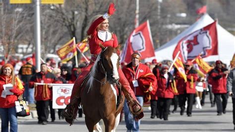 Meet the equine therapist who rides Warpaint at Chiefs games | Kansas City Star