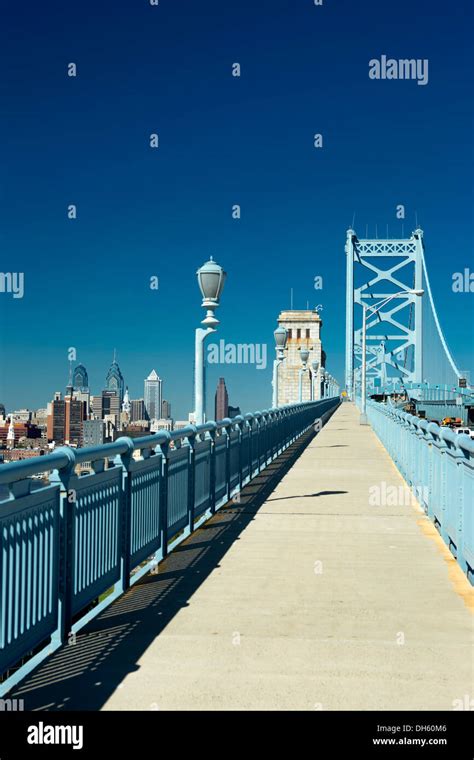 PEDESTRIAN WALKWAY BENJAMIN FRANKLIN BRIDGE DOWNTOWN SKYLINE PHILADELPHIA PENNSYLVANIA USA Stock ...