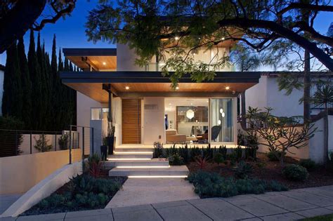 Southern California home features an elegant contemporary design