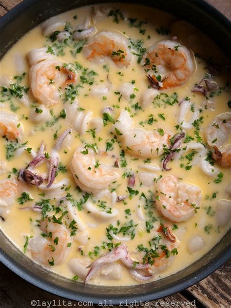 Mixed seafood in a creamy garlic wine sauce {Mariscos al ajillo ...