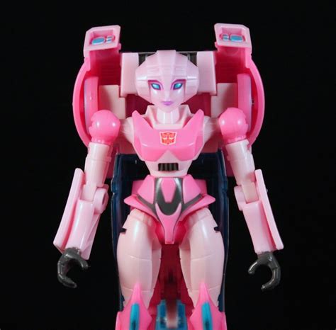 She's Fantastic: Transformers Cyberverse - ARCEE!