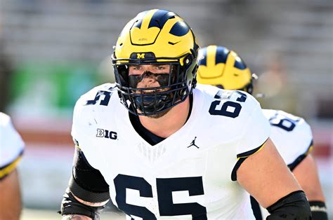 Michigan’s Zak Zinter undergoes successful surgery on leg: What his absence means for Wolverines ...