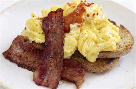 Jamie Oliver's spicy scrambled eggs and crispy bacon recipe | GoodtoKnow