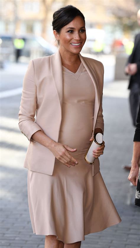 Pregnant MEGHAN MARKLE Leaves National Theatre in London 01/30/2019 ...