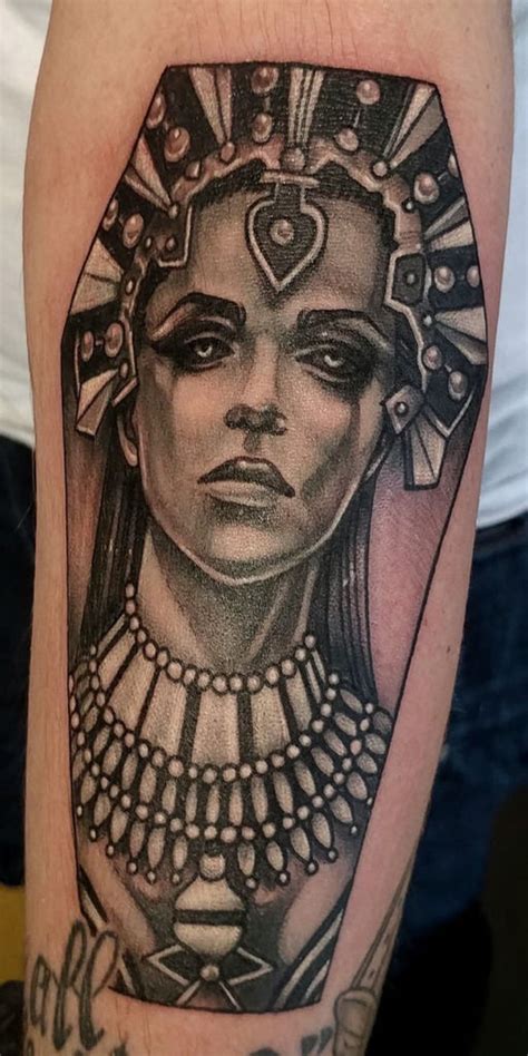 jessicacanvas:queen-of-the-damned-akasha-aaliyah-black-and-gray-portrait-realism-coffin-vampire