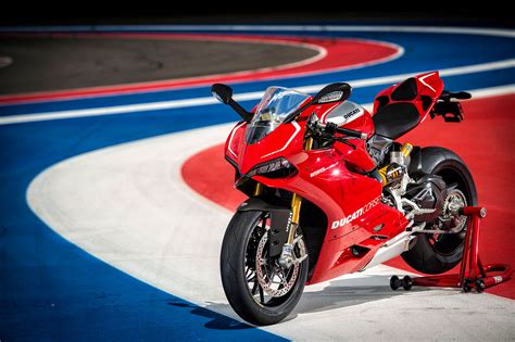 2013 Ducati Superbike 1199 Panigale R Review