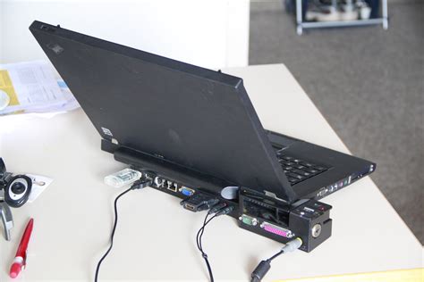 File:Thinkpad docking station with T61 laptop.JPG - Wikimedia Commons