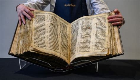 ¡La biblia hebrea más antigua de la historia será subastada!