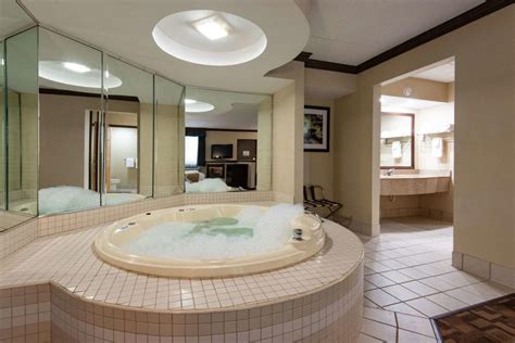 23 Pennsylvania Hotels with Hot Tub, Whirlpool or JACUZZI® in room