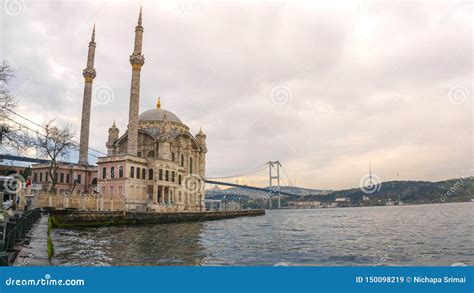 Ortakoy Mosque Istanbul, Turkey Stock Image - Image of boat, kulesi: 150098219