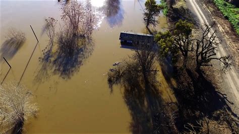 San Joaquin River flooding at Mossdale - YouTube